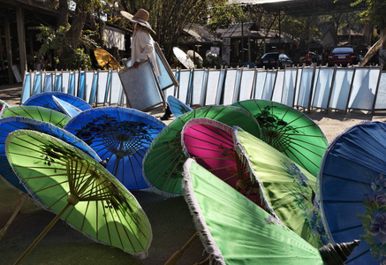 泰国清迈 手绘泰国遮阳伞伞厂外晒