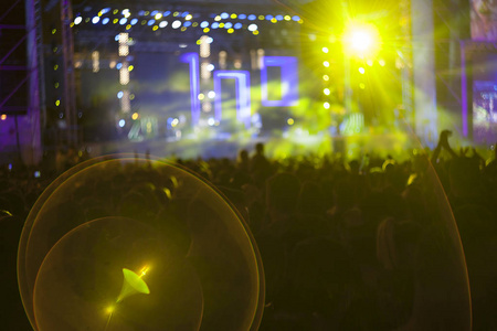 人群在音乐会或节目, 弥散背景和透镜火光