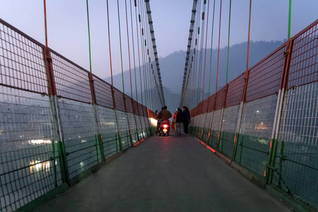 拉克什曼卡迪尔加马尔 Jhula 是一座铁吊桥, 位于