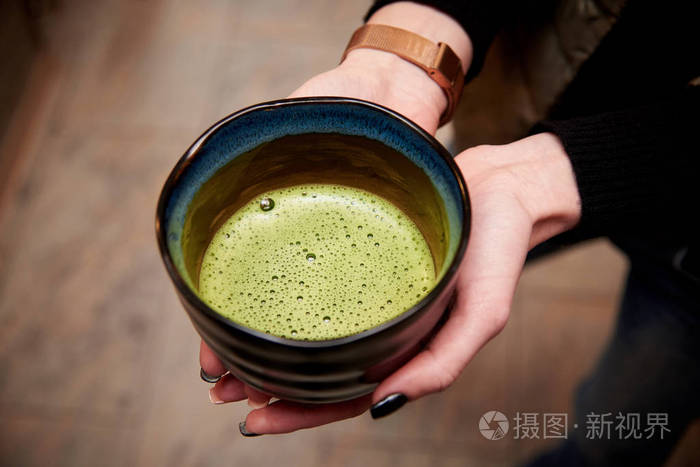 日本绿茶在一个女孩的手 chavan