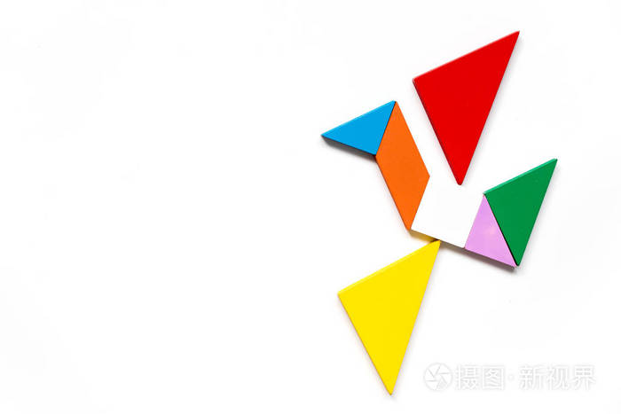 彩色木七巧板拼图在白色背景下的飞鸟形状