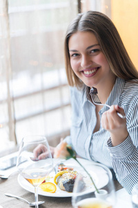 美丽的女人在 reastaurant