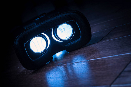 虚拟现实眼镜与智能手机, 在黑暗的背景。vr