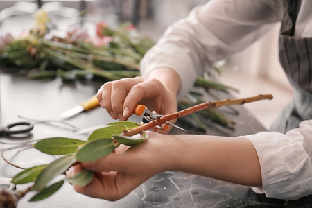 女花店修剪茎在桌上, 特写