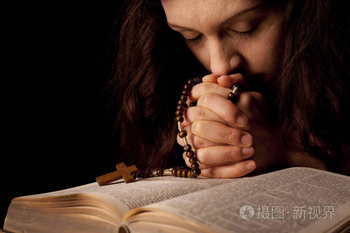 女子祈祷唯美图片图片