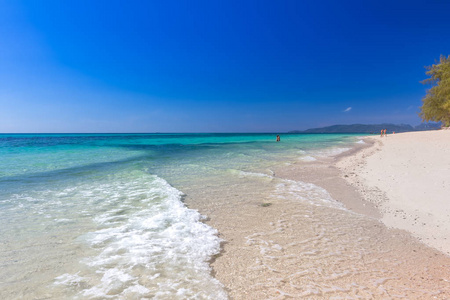 美丽的白沙海滩和清水在皮皮岛泰国