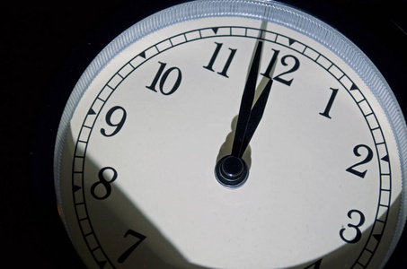 钟代表一见钟情末日时钟, 闹钟设置在午夜前两分钟, 以代表如何关闭