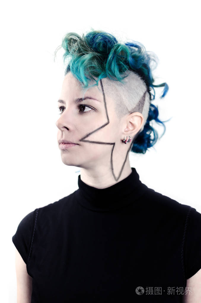 在白色背景的朋克发型一个女孩的肖像在绿色和蓝色的阴影疯狂的头发