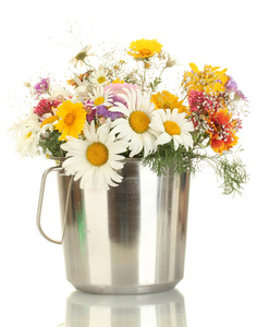 束美丽的明亮野花的金属桶，在白色隔离