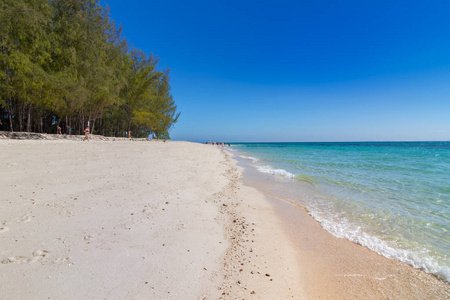 美丽的白沙海滩和清水在皮皮岛泰国