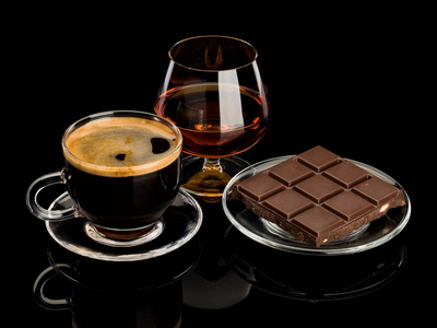 白兰地, 咖啡, 巧克力在玻璃它是孤立的黑色