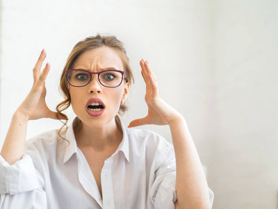 闭上了年轻生气的愤怒的女人的肖像, 手里拿着愤怒的手势.