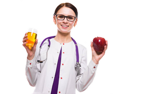 年轻女性医生与苹果汁隔绝在白色背景