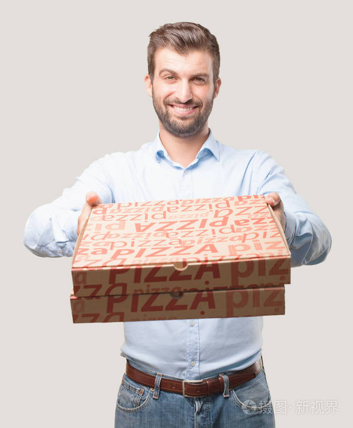 年轻英俊的男子拿着披萨盒蓝色 t恤, 快乐的表情。独立于单色背景的人