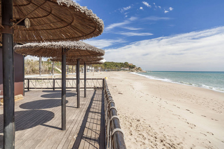 地中海, 春天阳光明媚的一天, 海滩和伞阳台酒吧, 哥斯达黎加多拉达, 加泰罗尼亚, 西班牙