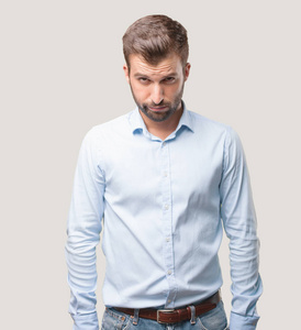 年轻英俊的男人, 蓝色 t恤强调, 不同意表达。愤怒的概念。独立于单色背景的人