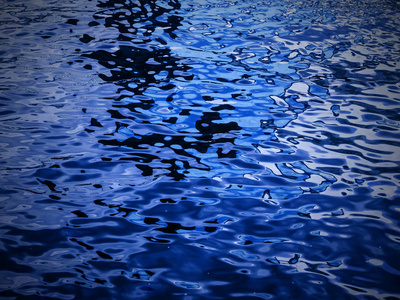 蓝色的水表面