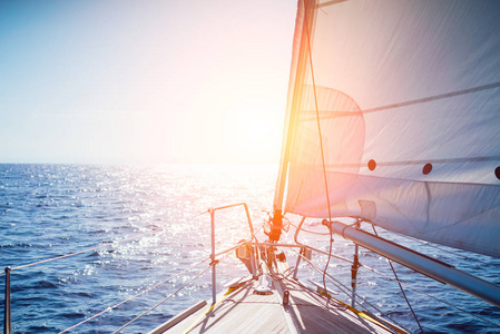 出海游艇在日落时乘船出海的海上游艇.游艇上的大海美景照片