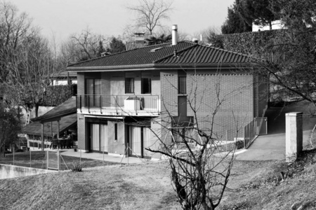 黑白外墙建筑, 典型砖房照片