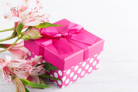 粉红色礼花礼品盒