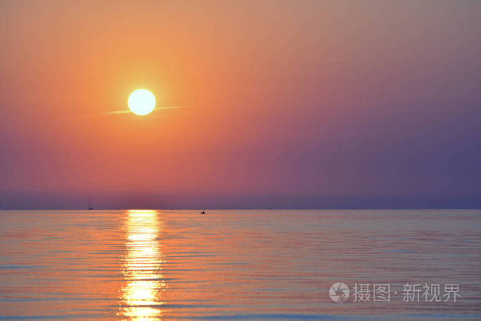 日出在海清晨的海景清晨在海滩上