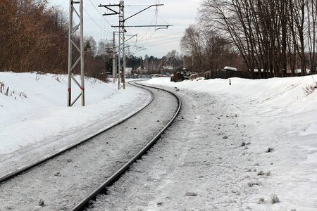 冬季积雪覆盖的农村铁路火车轨道