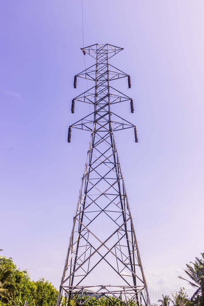 在蓝天背景下, 泰国高压输电塔未完工施工