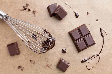 美味而苦涩的黑巧克力照片