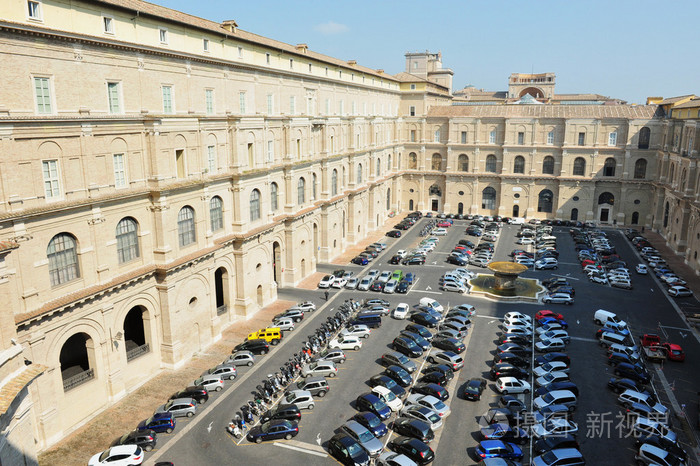 在意大利，罗马梵蒂冈博物馆停车场