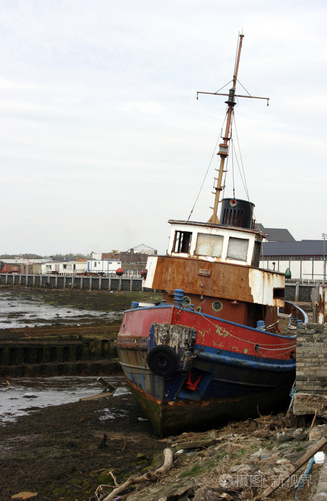旧拖船搁浅岸边