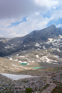 Unterer Eissee 在 Dachstein 冰川附近到 Simonyhutte 在奥地利阿尔卑斯夏天, 萨尔茨卡梅谷区