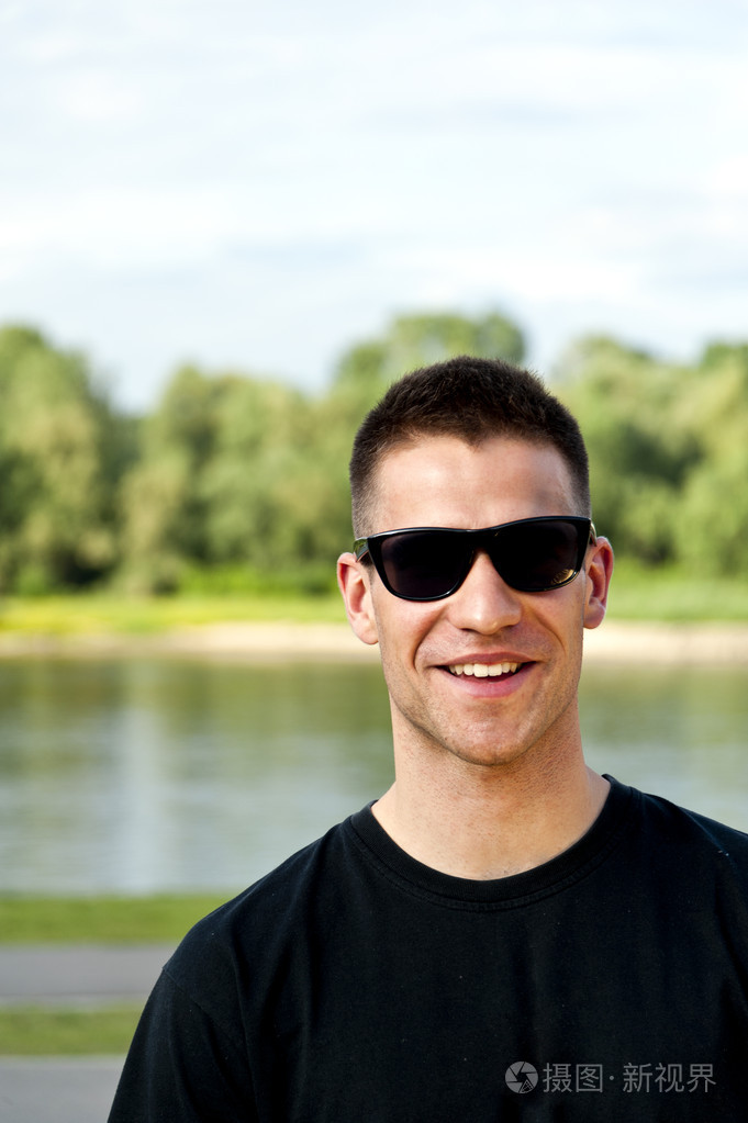 戴墨镜的男人照片-正版商用图片04pooq-摄图新视界
