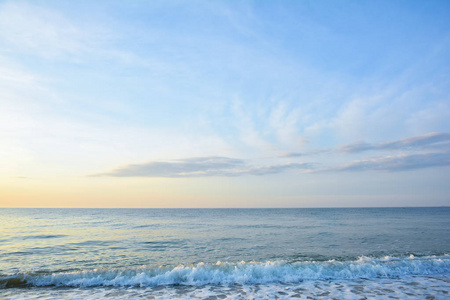 日出在海。清晨的海景。清晨在海滩上