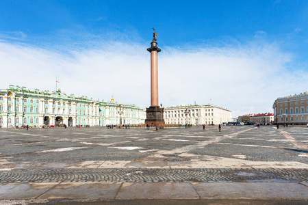 在圣彼得堡的春季宫殿广场观