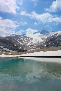 Unterer Eissee 在 Dachstein 冰川附近到 Simonyhutte 在奥地利阿尔卑斯夏天, 萨尔茨卡梅谷区