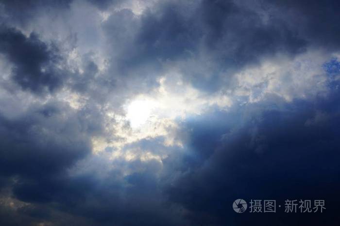 明亮的天空上的巨大的灰色乌云