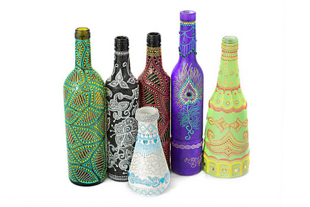 许多不同的瓶子, 画在孤立的背景画点
