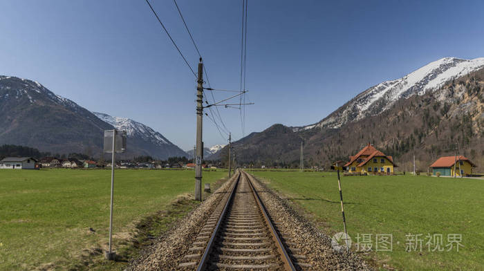 铁路轨道附近 Ebensee 在春天美好的早晨与蓝色天空