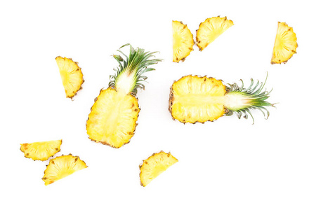 在白色背景下分离的菠萝果片。平躺, 顶部视图。热带食品概念