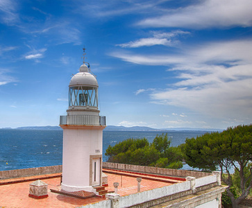 西班牙北部海岸有白云的玫瑰灯塔与蓝天