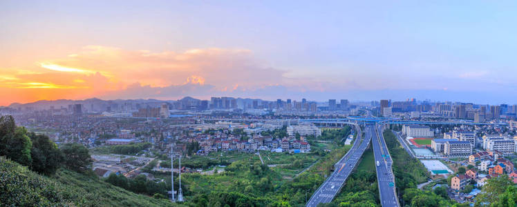 俯瞰视角在蓝蓝的天空下的现代化城市的摩天大楼