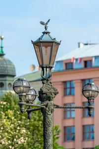 欧洲城市一条街的老式风格的灯柱锻造铁