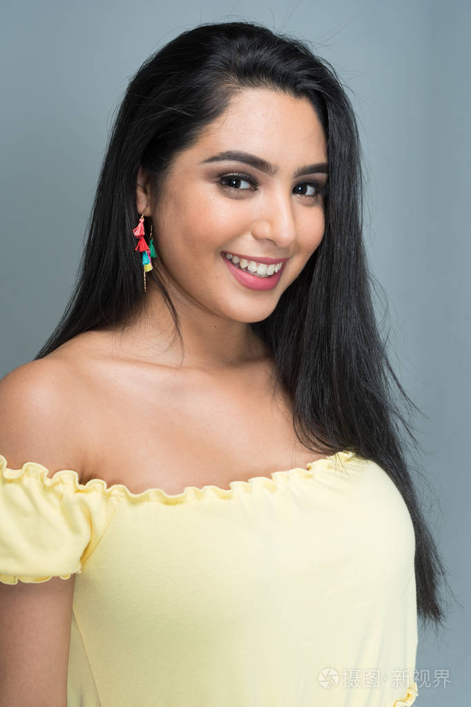 在肖像会议上的西班牙裔少女模特