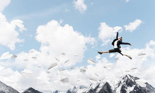 有吸引力的商业妇女在空中跳跃在飞行纸飞机之间作为活跃生活位置的标志。张和自然风景在背景。3d 渲染