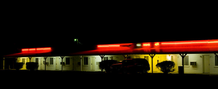 在晚上，格伦代尔，内华达州，美国的汽车旅馆