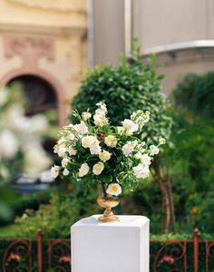 美丽的鲜花装饰品为婚礼仪式。白玫瑰