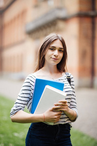 女大学生在校园里的肖像图片