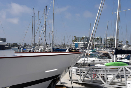 加利福尼亚南部港口的游艇和帆船