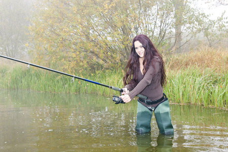 在池塘里钓鱼的女人