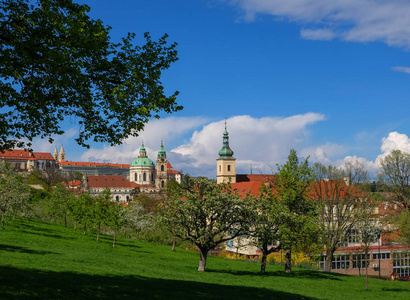 风景在春天布拉格哥特式城堡与绿色自然, 捷克共和国